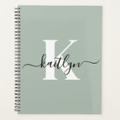 Moderne saliegroene script monogram planner (Voorkant)