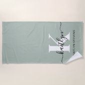 Moderne Saliegroene Script Monogram Strandlaken (Voorkant)