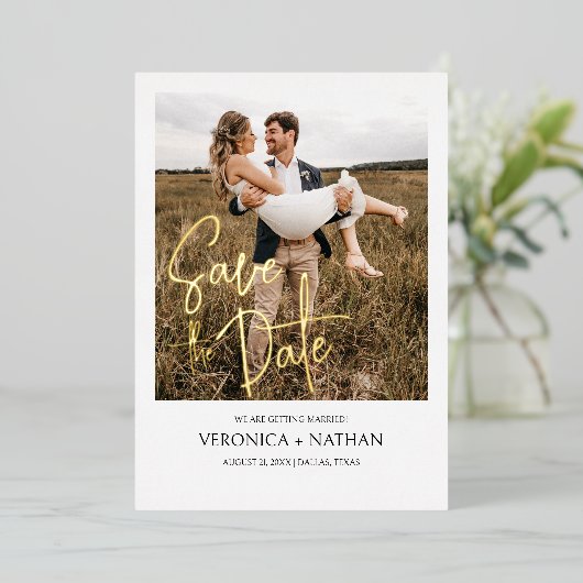 Moderne Save The Date Foto Bruiloft | Echt Goud Folie Uitnodiging (Staand Voorkant)