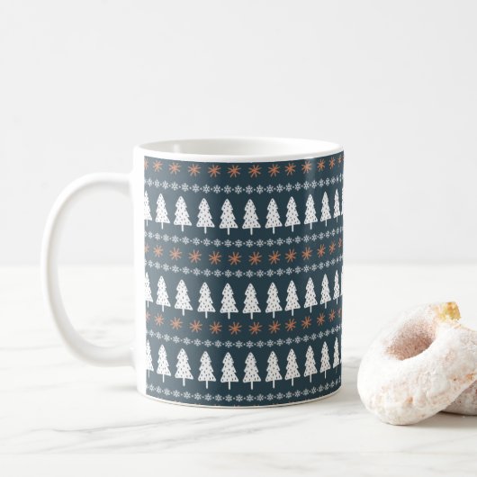 Moderne Scandinavische winterkerstboomstructuur Koffiemok (Met donut)