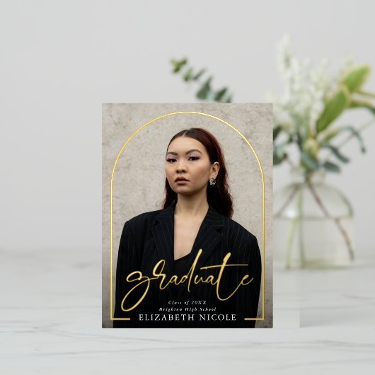 Moderne Script Afstuderen Photo Arch Afstudeerfees Folie Uitnodiging Briefkaart (Staand Voorkant)