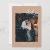 Moderne Script Beige & Witte Trouwfoto Bedankkaart (Voorkant)