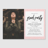 Moderne Script Blush Pink Photo Graduparty Magnetische Uitnodiging (Voorkant)