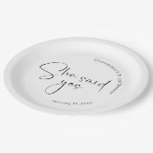 Moderne Script Bruidsbruiloft Ze zei ja Papieren Bordje (Gekanteld)