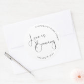 Moderne Script Bruiloft Feest Love is Brewing Ronde Sticker (Envelop)