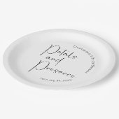 Moderne Script Bruiloft Feest Petals en Prosecco Papieren Bordje (Gekanteld)