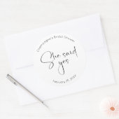 Moderne Script Bruiloft Feest Ze Heeft Ja Gezegd Ronde Sticker (Envelop)
