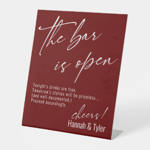 Moderne Script Burgundy De Bar Is Open Reclamebord Met Voetstuk