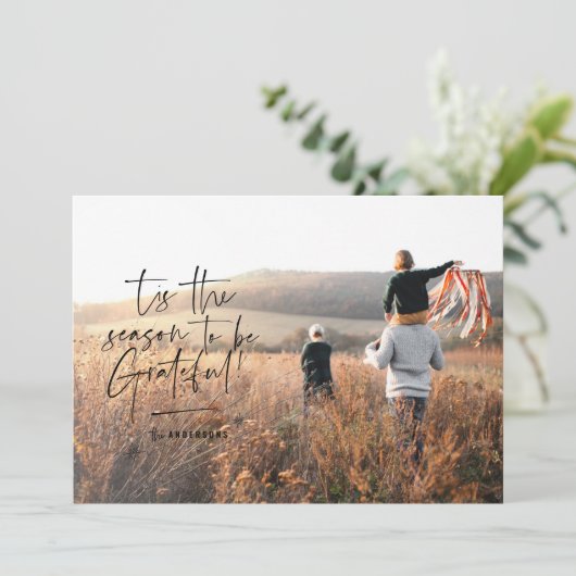 Moderne script dankbaar fotovakantie feestdagenkaart (Staand voorkant)