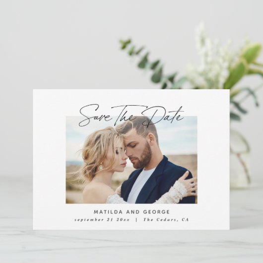 Moderne script elegante bruiloft save the date (Staand voorkant)