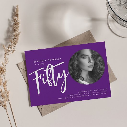 Moderne Script Foto 50e Verjaardagsfeestje Paarse Kaart