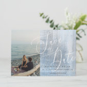 Moderne Script Foto Bruiloft Save The Date (Staand voorkant)