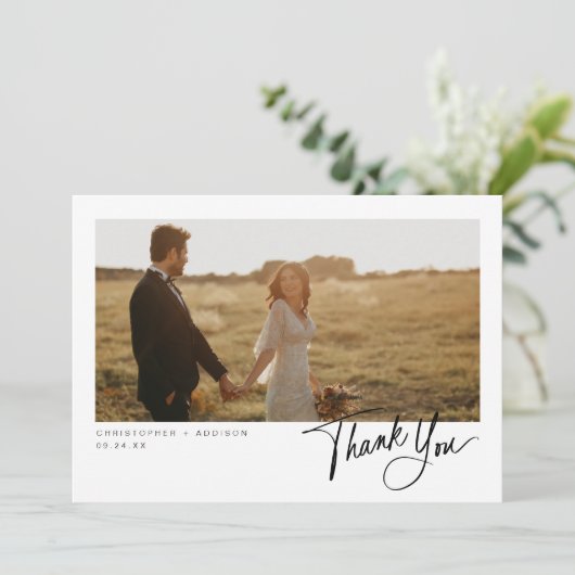 Moderne Script Foto Flat Wedding Dank u kaart (Staand voorkant)