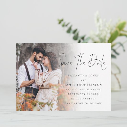 Moderne script foto overlay QR-code bruiloft Save The Date (Staand voorkant)