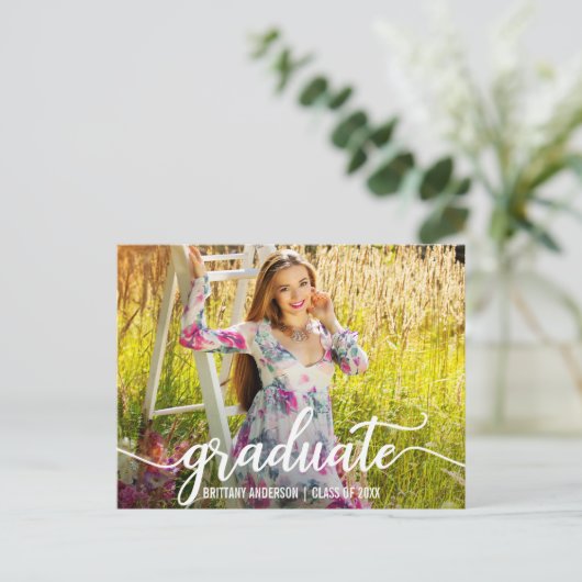 Moderne Script Graduation Party Invitation Photo W (Debout devant)