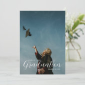 Moderne Script Graduation Photo Invitation (Debout devant)
