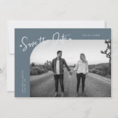 Moderne Script Hart Leiste Blau Gebogen Frame Foto Save The Date (Voorkant)