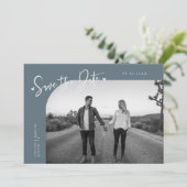 Moderne Script Hart Leiste Blau Gebogen Frame Foto Save The Date (Staand voorkant)