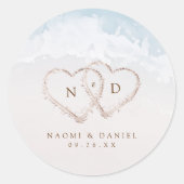 Moderne Script Harten Monogram Strand Bruiloft Fav Ronde Sticker (Voorkant)