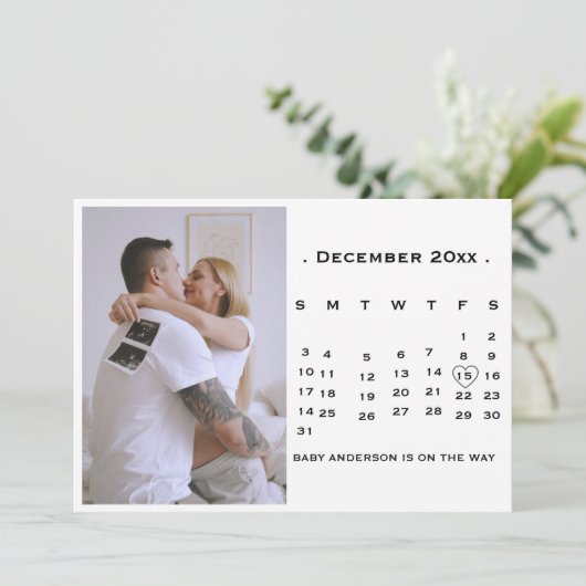 Moderne Script Kalender Zwangerschap aankondiging (Staand voorkant)