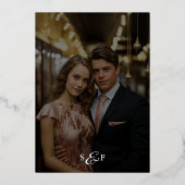 Moderne Script kalligrafie zwart foto bruiloft Folie Uitnodiging (Achterkant)