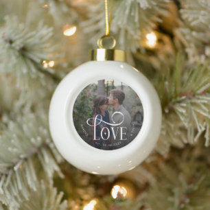 Moderne Script Love Aangepaste Verloving Foto van Keramische Bal Ornament