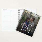 Moderne Script Love Aangepaste Verloving Foto van Planner (Display)