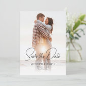 Moderne Script Simple 2 Foto Huwelijk QR Code Save The Date (Staand voorkant)