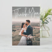 Moderne script Simple Wedding Photo Bedankkaart (Staand voorkant)