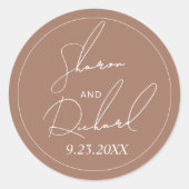 Moderne scriptkalligrafie mocha minimalistische br ronde sticker (Voorkant)