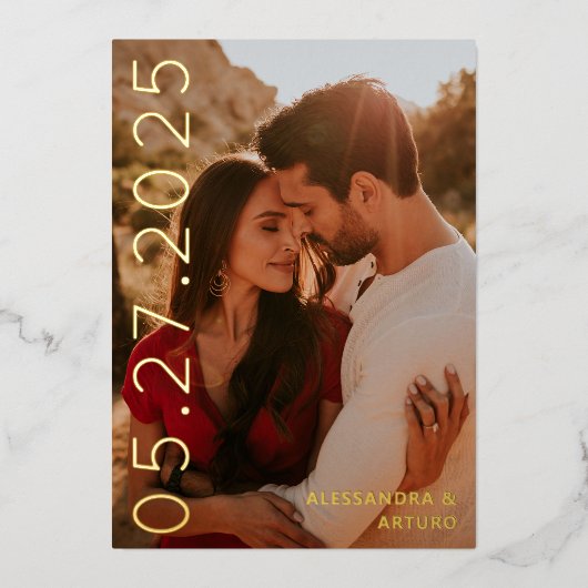 Moderne Sideways Datum Faux Vellum sparen de Datum Folie Uitnodiging (Voorkant)