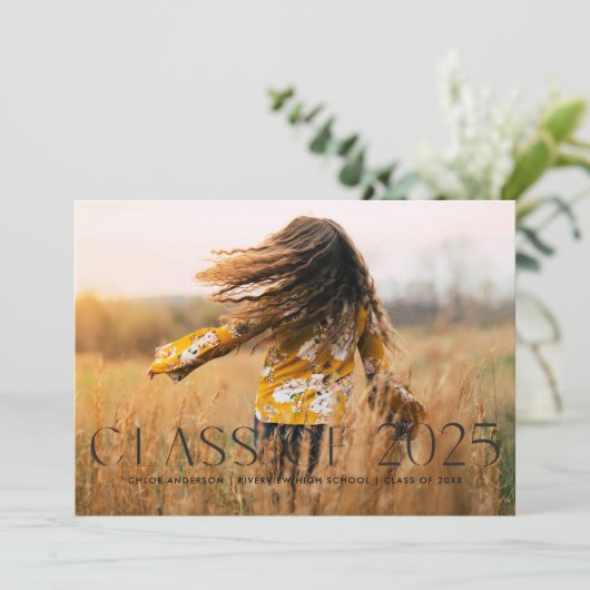 Moderne simple photo noire Faire-part de graduatio (Debout devant)