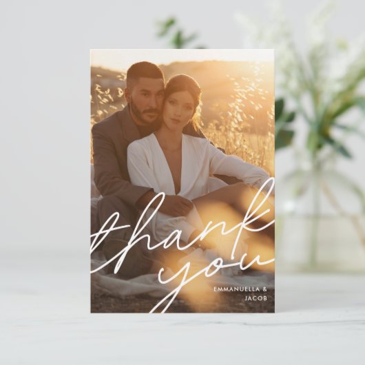 Moderne Simple Script Typography Weddenfoto Bedankkaart (Staand voorkant)