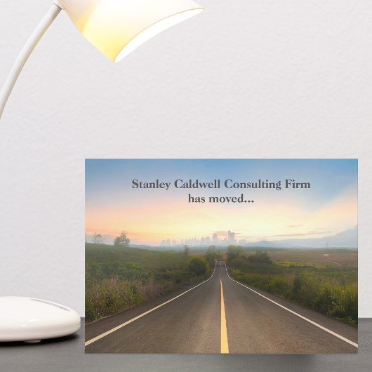 Moderne stad skyline weg aangepaste zaken verplaat aankondiging