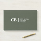 Moderne stijlvolle bosgroene monogramnotities post-it® notes (Op bureau)