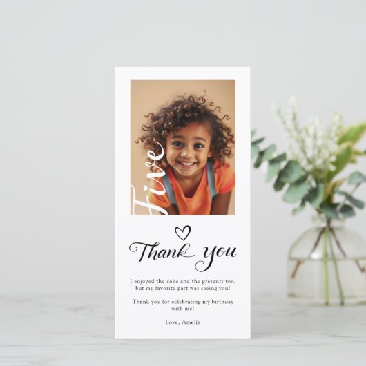 Moderne stijlvolle script 5e verjaardagsfoto bedankkaart (Staand voorkant)
