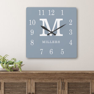 Moderne Stofblauwe en Witte Familienaam Monogram Vierkante Klok