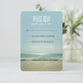 Moderne strand bruiloft RSVP kaarten met blauw zee (Staand voorkant)