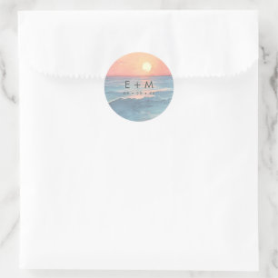 Moderne strandbruiloft met waterverf en zonsonderg ronde sticker