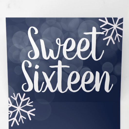 Moderne Sweet 16 Scattered Snowflakes Bokeh Lights Drieluik Uitnodiging (Binnenzijde eerst)