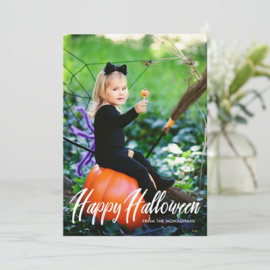 Moderne tekst Halloween Full Bleed Photo Card Feestdagenkaart (Staand voorkant)