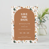 Moderne terracotta boog terrazzo Bewaar de datum K Kaart (Staand voorkant)