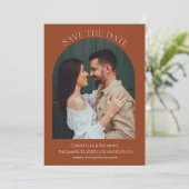 Moderne Terracotta Burnt Sinaasappel Monogram Brui Save The Date (Staand voorkant)