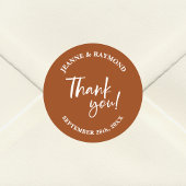 Moderne terracotta dank u script bruiloft gunst ronde sticker