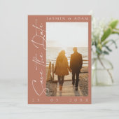 Moderne Terracotta Script Foto Bruiloft Save The Date (Staand voorkant)