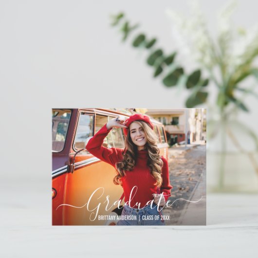 Moderne Trendy Script Photo Graduparty Uitnodiging Briefkaart (Staand voorkant)