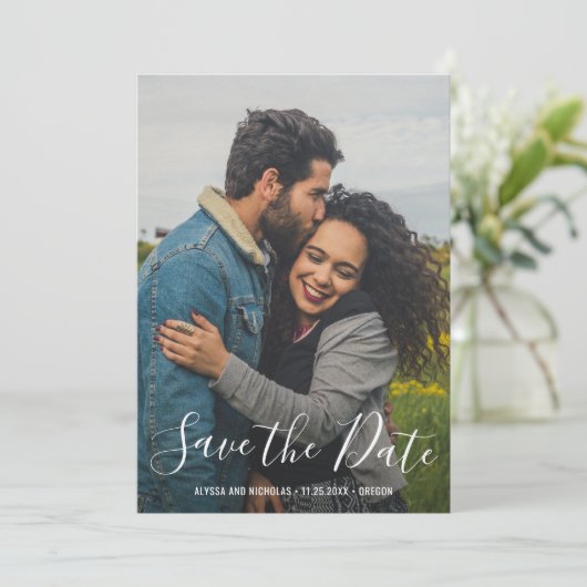 Moderne Trouwfoto met Elegante Lettertypografie Save The Date (Staand voorkant)