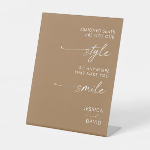 Moderne trouwstoelen zijn niet onze stijl reclamebord met voetstuk