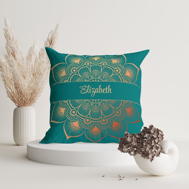 Moderne Turquoise Mandala Aangepaste naam Kussen (Modern Turquoise Mandala Custom Name Throw Pillow in a white room with dry flowers)