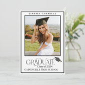 Moderne Typografie Afstuderen Fotoaankondiging Kaart (Staand voorkant)